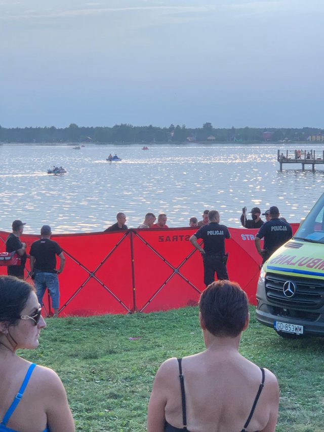 Mężczyzna tonął w jeziorze. Po ponad godzinnej reanimacji przetransportowano go do szpitala (zdjęcia, wideo)