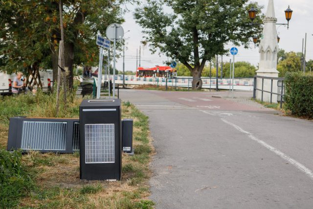 Przy ścieżce rowerowej ustawiono ławki solarne i inteligentne kosze na śmieci (zdjęcia)
