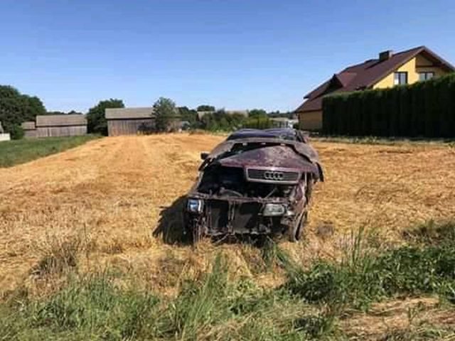 Zabrał ojcu audi i ze znajomymi pojechali na przejażdżkę. Auto dachowało, zostawił rannych i uciekł (zdjęcia)