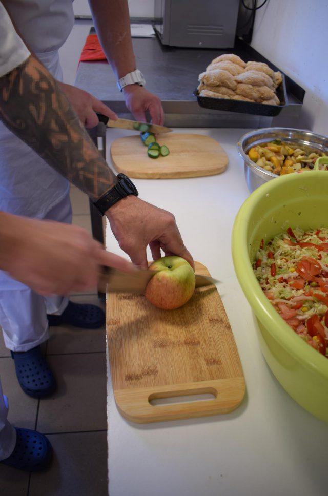 Postanowili nauczyć więźniów gotować. Po wyjściu na wolność ma to pomóc im znaleźć pracę (zdjęcia)