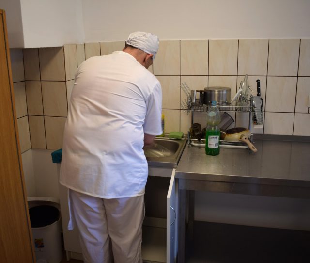 Postanowili nauczyć więźniów gotować. Po wyjściu na wolność ma to pomóc im znaleźć pracę (zdjęcia)