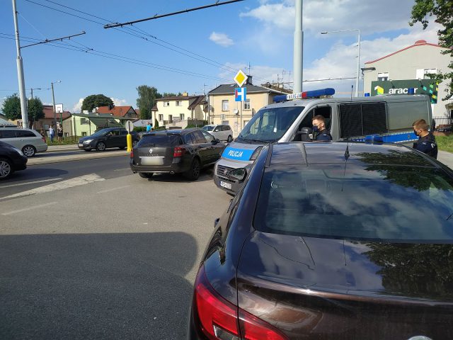 Szedł ulicą i atakował przechodniów. Na widok policjantów krzyknął „zabiję was sk…”, po czym zmarł na ulicy (zdjęcia)