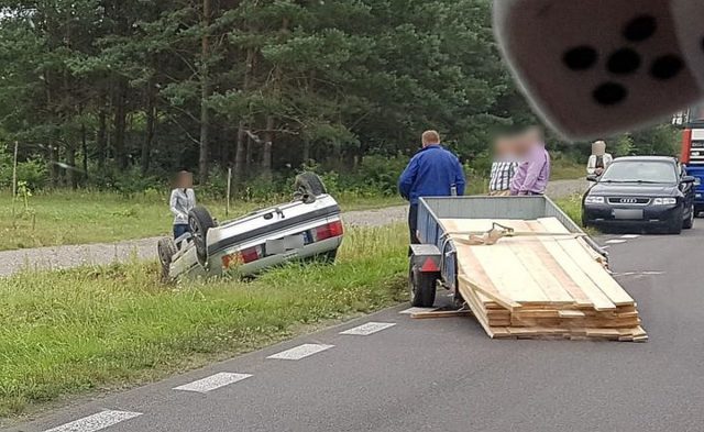 Audi wpadło do rowu i dachowało. Utrudnienia w ruchu na trasie Lublin – Biłgoraj (zdjęcia)