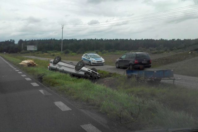 Audi wpadło do rowu i dachowało. Utrudnienia w ruchu na trasie Lublin – Biłgoraj (zdjęcia)