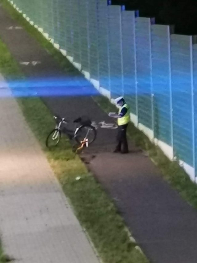 Na ścieżce rowerowej znaleziono nieprzytomnego cyklistę. Mężczyzna w krytycznym stanie trafił do szpitala (zdjęcia)