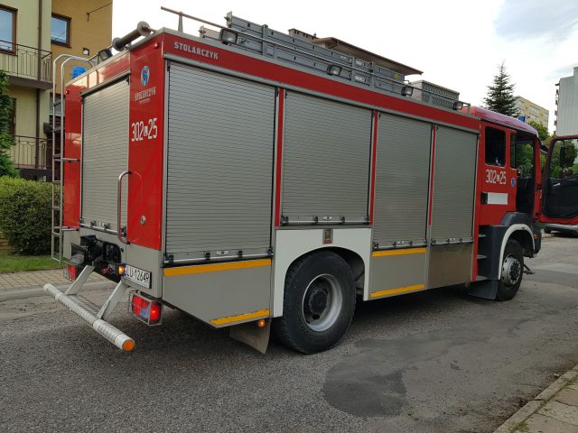 Cztery zastępy strażaków przyjechało do pożaru domu. Paliło się, ale ognisko na działce (zdjęcia)