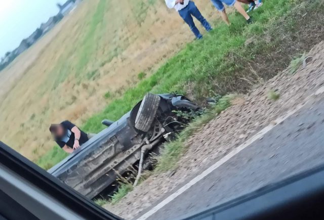 Wypadek na trasie Parczew – Lubartów. Samochód wpadł do rowu, kierowca trafił do szpitala (zdjęcia)