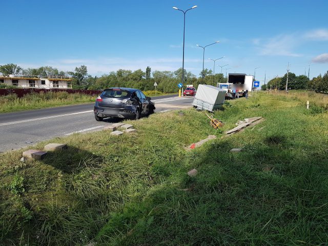 Źle rozłożony ładunek na przyczepce doprowadził do groźnego zdarzenia drogowego (zdjęcia)