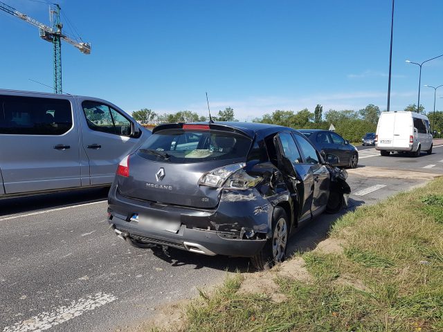 Źle rozłożony ładunek na przyczepce doprowadził do groźnego zdarzenia drogowego (zdjęcia)