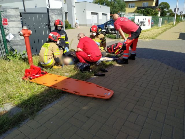 Kolejny wypadek z udziałem motocyklisty na terenie Lublina. Usiłował wyprzedzić skręcającą skodę (zdjęcia)