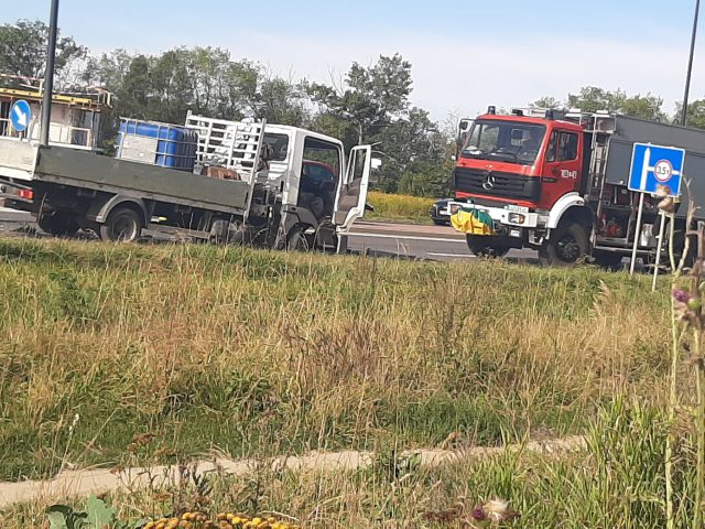 Źle rozłożony ładunek na przyczepce doprowadził do groźnego zdarzenia drogowego (zdjęcia)