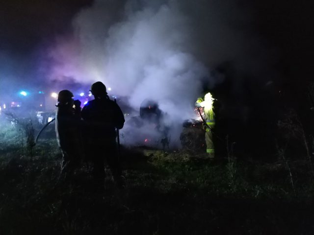 Nocny pożar sterty słomy koło Lublina. Niewykluczone podpalenie (zdjęcia, wideo)