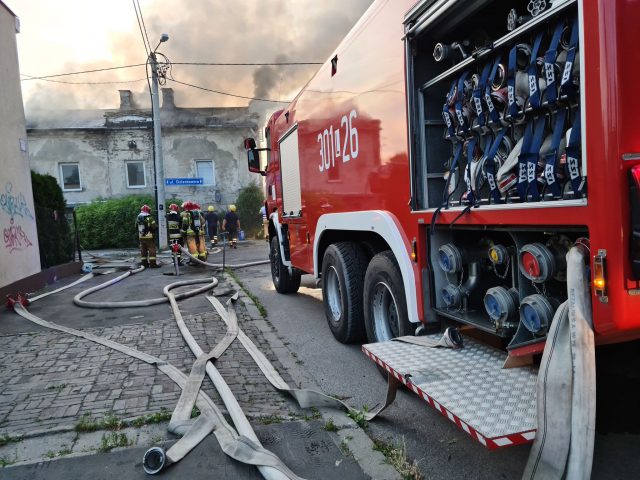Kolejny pożar domu w Lublinie. Strażacy walczą z ogniem przy ul. Dzierżawnej (wideo, zdjęcia)