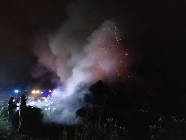 Nocny pożar sterty słomy koło Lublina. Niewykluczone podpalenie (zdjęcia, wideo)