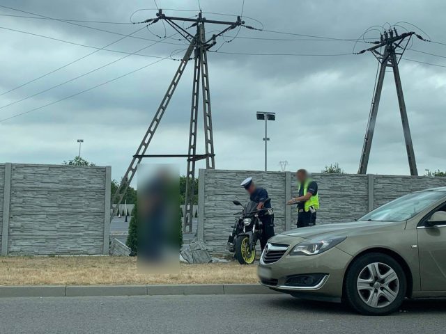 Nieszczęśliwy wypadek na placu manewrowym. Kursantka wjechała motocyklem w betonowe ogrodzenie (zdjęcia)