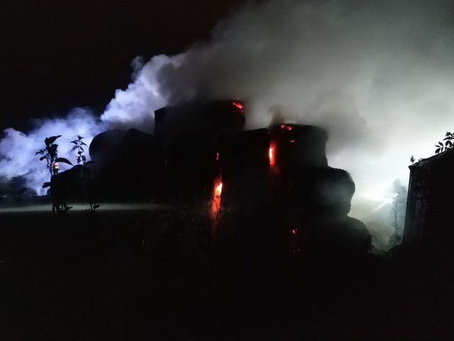 Nocny pożar sterty słomy koło Lublina. Niewykluczone podpalenie (zdjęcia, wideo)