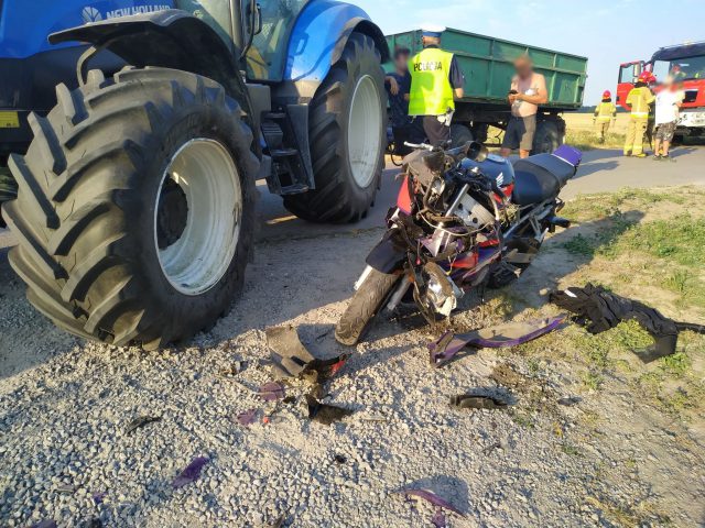 Zderzenie motocykla z ciągnikiem rolniczym. Motocyklista śmigłowcem przetransportowany do szpitala (zdjęcia)