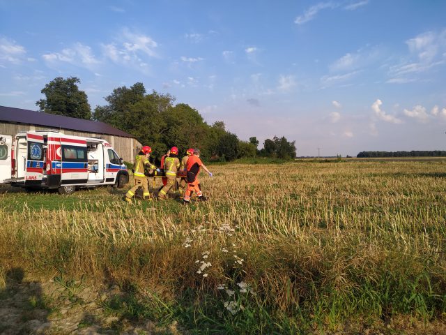 Zderzenie motocykla z ciągnikiem rolniczym. Motocyklista śmigłowcem przetransportowany do szpitala (zdjęcia)