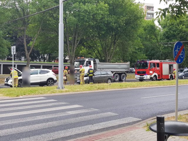 Zderzenie dwóch pojazdów osobowych na ul. Choiny (zdjęcia)