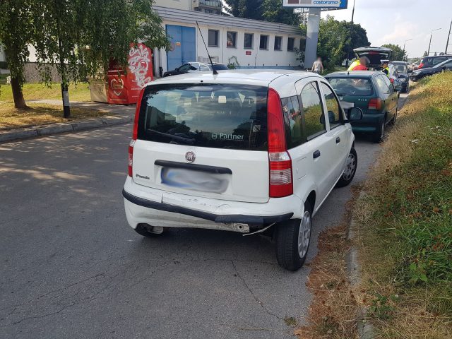 Jedna osoba w szpitalu po zderzeniu dwóch pojazdów osobowych na ul. Diamentowej (zdjęcia)