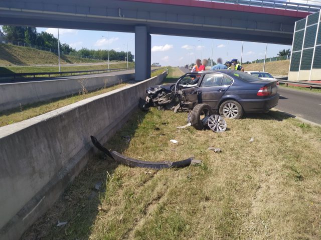 BMW uderzyło w betonowe bariery. Kierowcy nic się nie stało (zdjęcia)