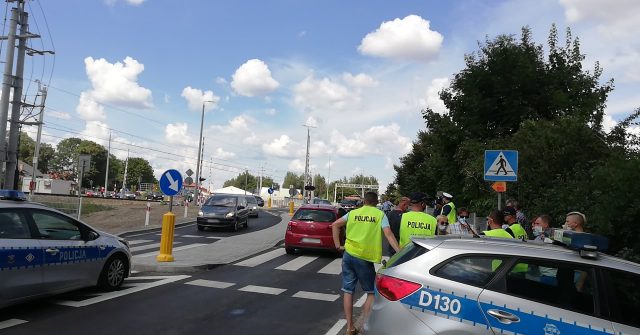 Utrudnienia w ruchu w Miłocinie. Trwa protest mieszkańców (zdjęcia)