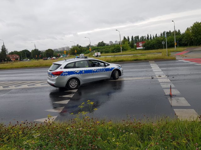 Zderzenie dwóch samochodów osobowych na ul. Wrotkowskiej. Jedna osoba w szpitalu, są utrudnienia w ruchu (zdjęcia)