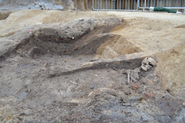 Ludzki szkielet na budowie szpitala przy ul. Staszica. Znajdował się w warstwie datowanej na XVI – XVII w. (zdjęcia)