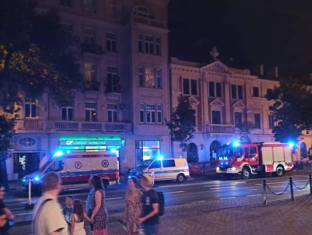 Akcja służb ratunkowych przy Krakowskim Przedmieściu (zdjęcia)