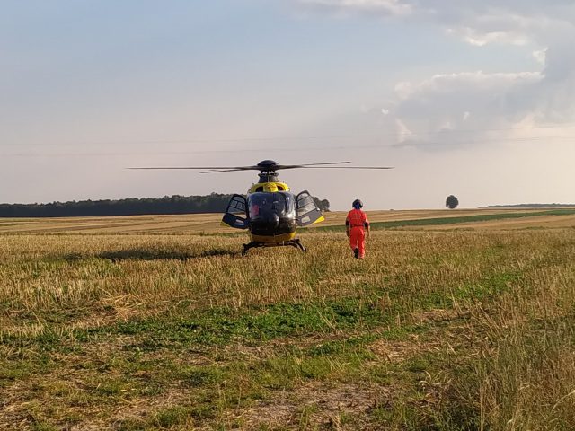 Zderzenie motocykla z ciągnikiem rolniczym. Motocyklista śmigłowcem przetransportowany do szpitala (zdjęcia)