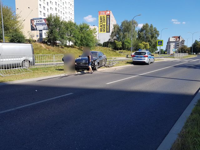 Groźne zdarzenie drogowe w Lublinie. Audi uderzyło w barierki (zdjęcia)