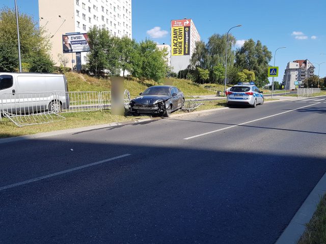 Groźne zdarzenie drogowe w Lublinie. Audi uderzyło w barierki (zdjęcia)