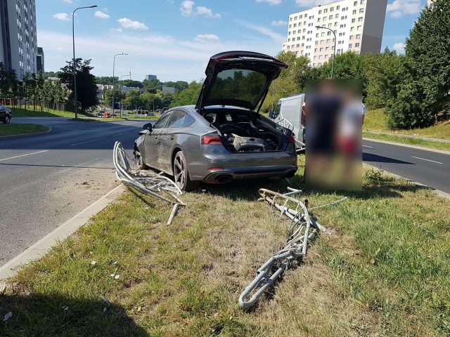 Groźne zdarzenie drogowe w Lublinie. Audi uderzyło w barierki (zdjęcia)