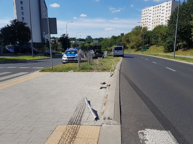 Groźne zdarzenie drogowe w Lublinie. Audi uderzyło w barierki (zdjęcia)