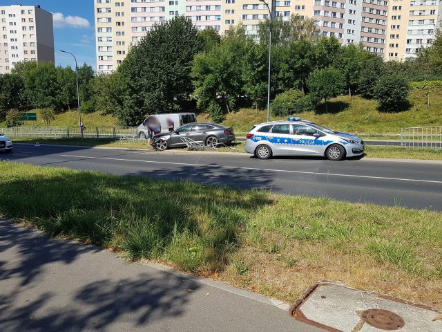 Groźne zdarzenie drogowe w Lublinie. Audi uderzyło w barierki (zdjęcia)