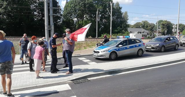 Utrudnienia w ruchu w Miłocinie. Trwa protest mieszkańców (zdjęcia)