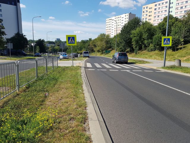 Groźne zdarzenie drogowe w Lublinie. Audi uderzyło w barierki (zdjęcia)