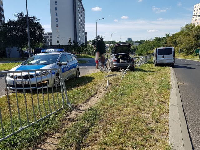 Groźne zdarzenie drogowe w Lublinie. Audi uderzyło w barierki (zdjęcia)