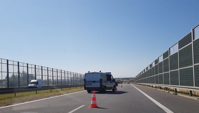 Na obwodnicy Lublina pojazd osobowy uderzył w barierę energochłonną (zdjęcia)