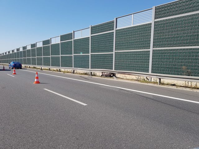 Na obwodnicy Lublina pojazd osobowy uderzył w barierę energochłonną (zdjęcia)