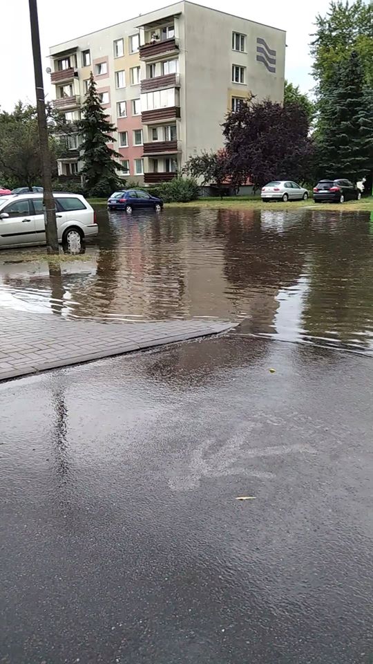 Po nawałnicy zalane ulice i piwnice w Puławach (zdjęcia)