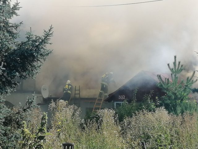 Strażacy walczą z pożarem domu wielorodzinnego. W akcji gaśniczej kilka zastępów straży pożarnej (wideo, zdjęcia)