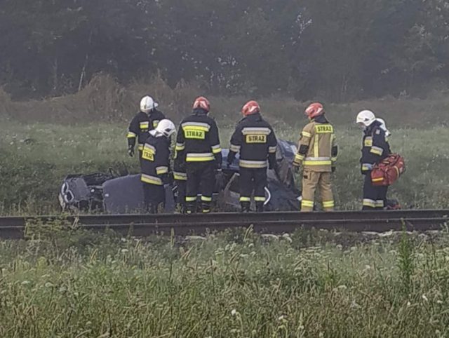 Wypadek na przejeździe kolejowym. Szynobus zderzył się z BMW (zdjęcia)