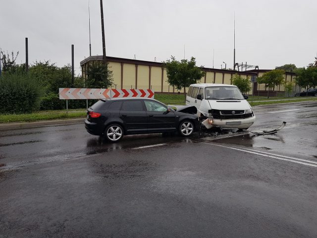 Zderzenie na skrzyżowaniu, jedna osoba trafiła do szpitala (zdjęcia)