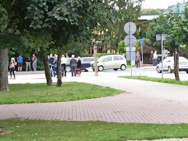 Zderzenie trzech pojazdów na skrzyżowaniu. Dwie osoby trafiły do szpitala (zdjęcia)