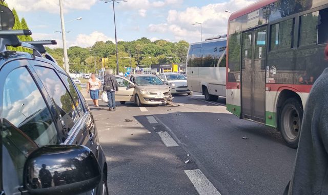 Zderzenie autobusu komunikacji miejskiej z pojazdem osobowym. Jedna osoba trafiła do szpitala (zdjęcia)