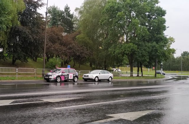 Potrącenie rowerzysty i kolizja w rejonie jednego ronda. Jedna osoba trafiła do szpitala (zdjęcia)