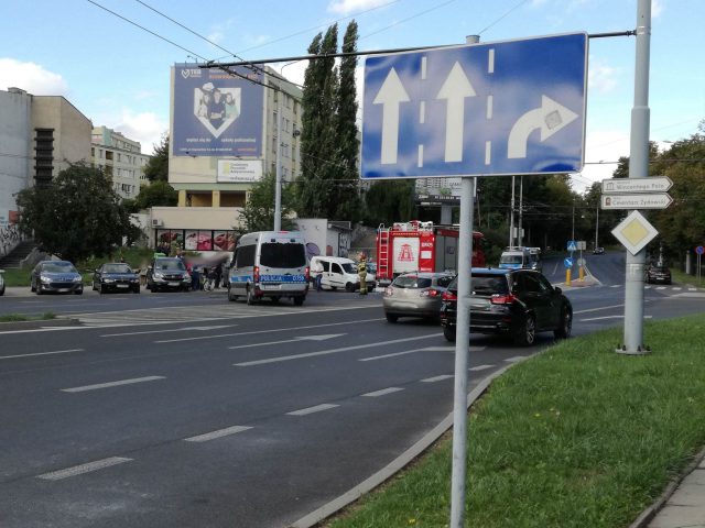 Zderzenie dwóch pojazdów i ucieczka jednego z kierowców. Duże utrudnienia w ruchu na ul. Lwowskiej (zdjęcia)