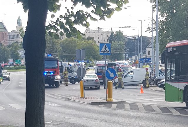 Zderzenie dwóch pojazdów i ucieczka jednego z kierowców. Duże utrudnienia w ruchu na ul. Lwowskiej (zdjęcia)