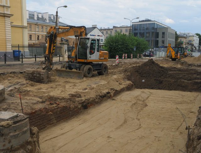 Przez odkrycia archeologiczne i problemy przy budowie kanalizacji przedłużą się prace drogowe na ul. Lipowej (zdjęcia)